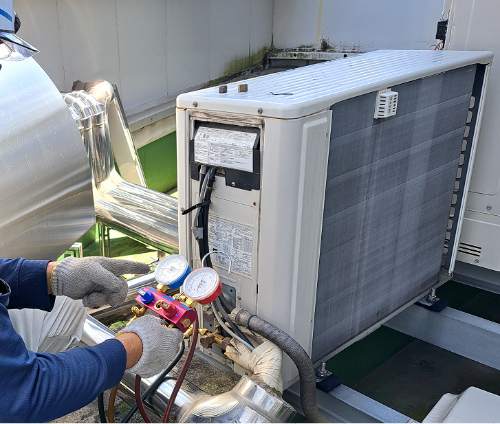 点検作業中 保守 空調保守